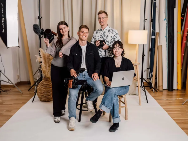 Team von Skyline Medien arbeitet im Studio